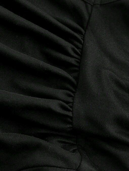 Detalle del fruncido en la parte superior del mono
