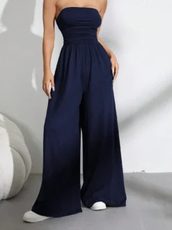 Primer plano del mono largo azul con fruncido en la cintura y escote strapless, perfecto para estilizar la silueta.