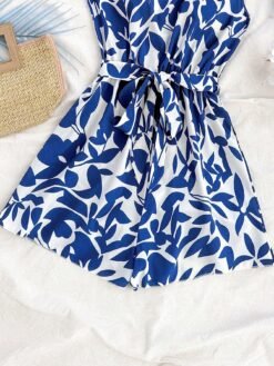 Mono corto azul y blanco con estampado de plantas – Detalle del tejido y estampado
