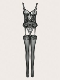 Imagen de las cuatro piezas del conjunto sexy negro de encaje transparente en plano.