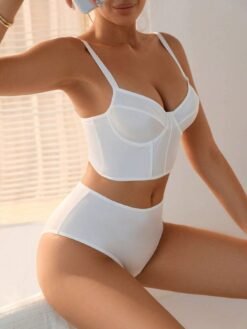 Set lencería blanca romántica en uso, detalle del ajuste tipo corset.