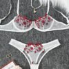 Conjunto lencería blanco transparente con bordado floral visto desde arriba.