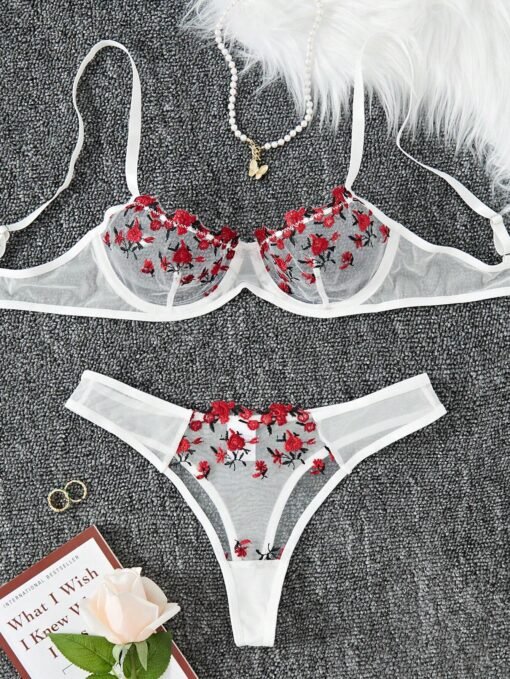 Conjunto lencería blanco transparente con bordado floral visto desde arriba.