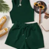 Set verde oscuro de crop top y shorts con diseño canalé sobre fondo claro