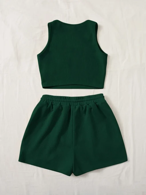 Vista trasera del set verde oscuro de crop top y shorts casual