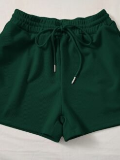 Detalle de los shorts verde oscuro con cordón y cintura elástica