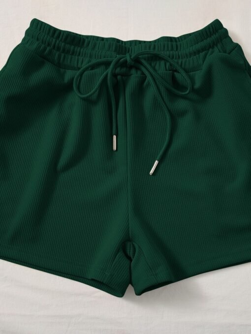 Detalle de los shorts verde oscuro con cordón y cintura elástica