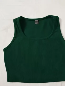 Primer plano del crop top verde oscuro con escote scoop