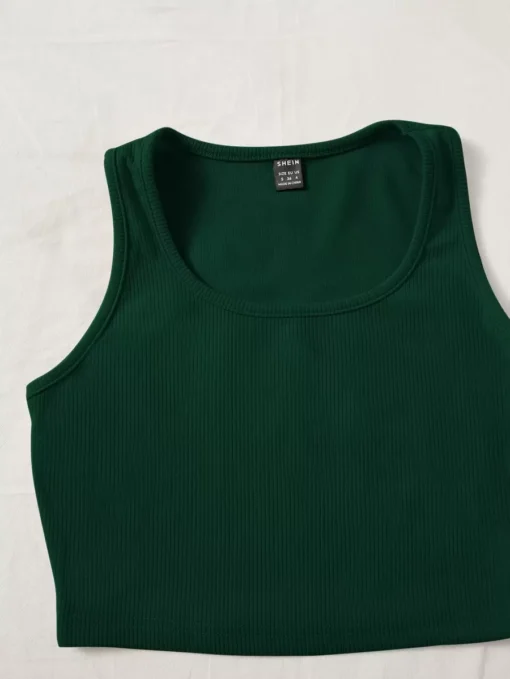 Primer plano del crop top verde oscuro con escote scoop