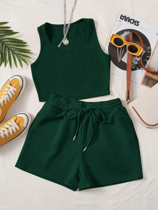 Set verde oscuro de crop top y shorts con diseño canalé sobre fondo claro
