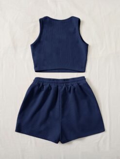 Vista trasera del set azul marino de crop top y shorts