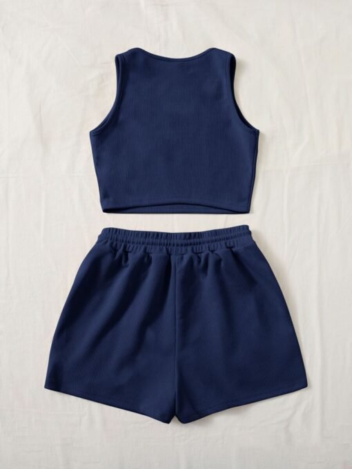 Vista trasera del set azul marino de crop top y shorts