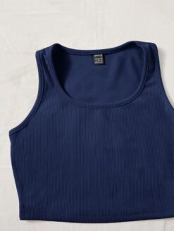 Detalle del crop top azul marino con escote scoop