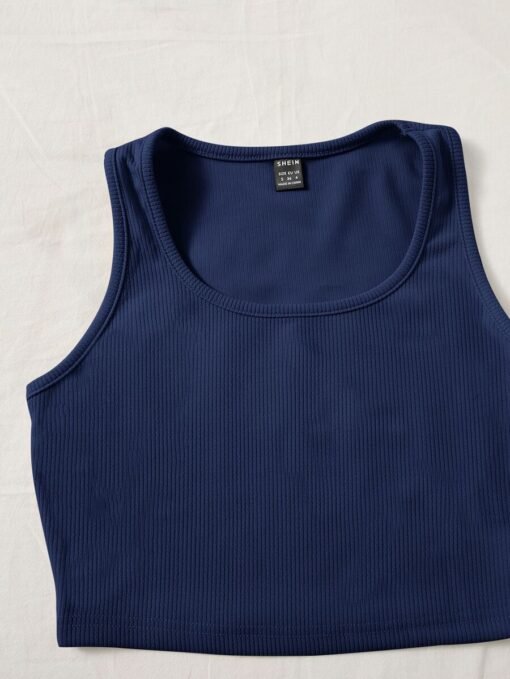 Detalle del crop top azul marino con escote scoop