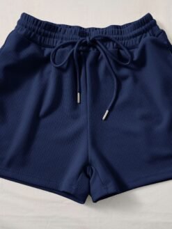 Detalle de los shorts azul marino con cordón ajustable y bolsillos