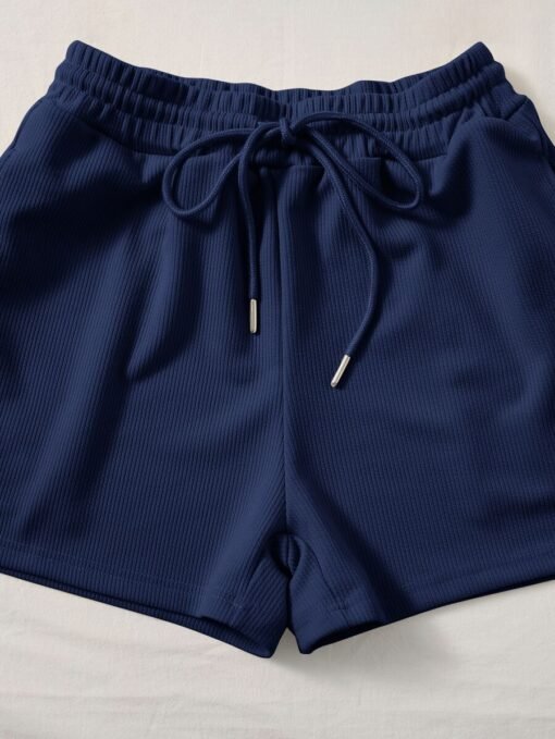 Detalle de los shorts azul marino con cordón ajustable y bolsillos