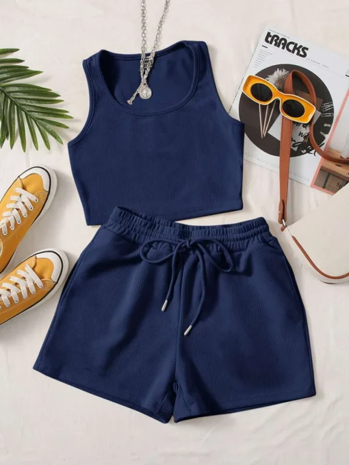 Set azul marino de crop top y shorts con diseño canalé sobre superficie clara