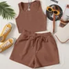Vista frontal del set marrón mocha casual con top y shorts