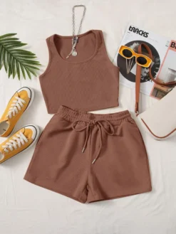 Vista frontal del set marrón mocha casual con top y shorts