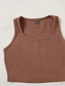 Detalle del top marrón mocha casual en tela acanalada