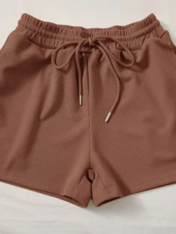 Detalle del short marrón mocha casual con cordón ajustable