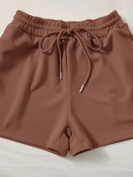 Detalle del short marrón mocha casual con cordón ajustable