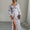 Vestido largo floral blanco con abertura alta y escote cuadrado, vista frontal