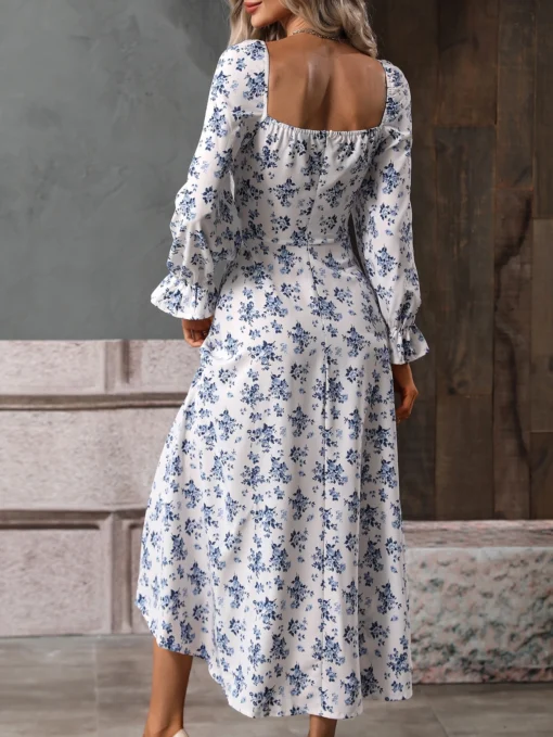Espalda del vestido largo floral blanco con mangas largas con volantes