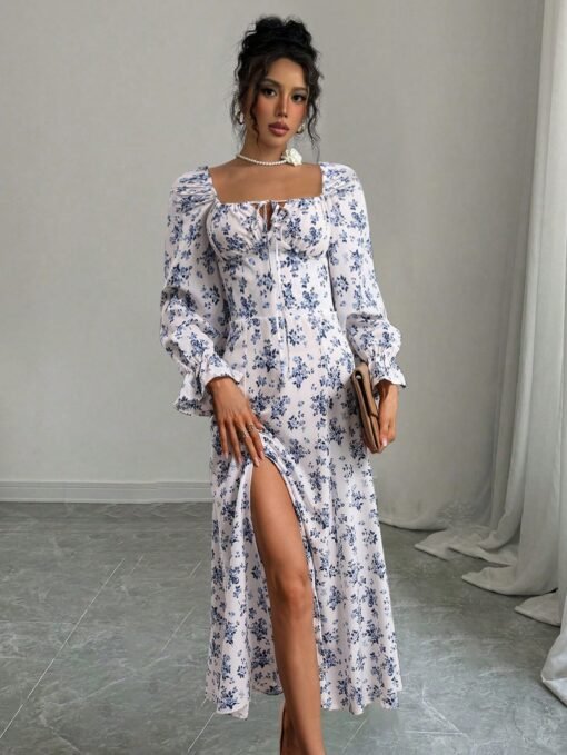 Vestido largo floral blanco con abertura alta y escote cuadrado, vista frontal