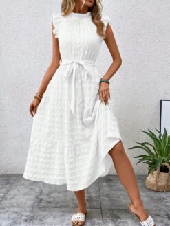 Detalle del vestido blanco casual con textura y manga con volante.