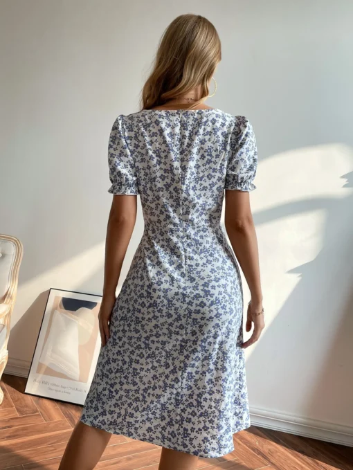 Imagen trasera del vestido bohemio floral azul y blanco