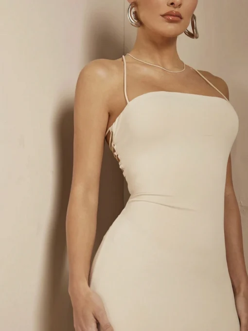 Detalle del escote del vestido albaricoque sexy