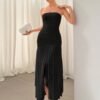 Vestido negro elegante sin tirantes con diseño fruncido frontal