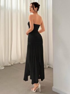 Vista trasera del vestido negro elegante largo tipo sirena