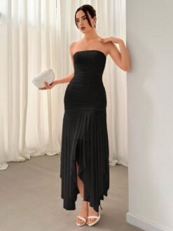Vestido negro elegante sin tirantes con diseño fruncido frontal