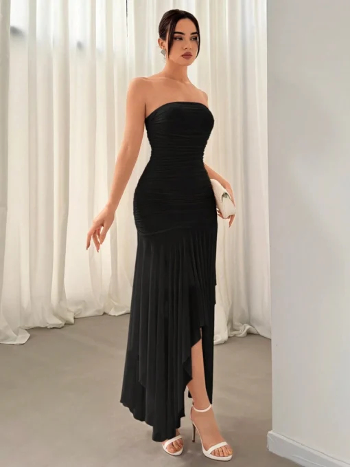 Vestido negro sin tirantes con caída asimétrica y ajuste ceñido