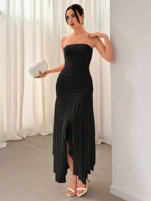 Vestido negro elegante sin tirantes con diseño fruncido frontal