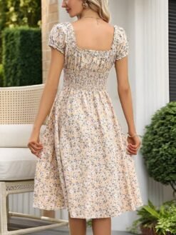 Vista trasera del vestido bohemio albaricoque con fruncido en la espalda