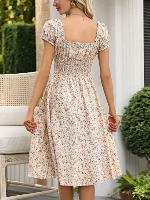Vista trasera del vestido bohemio albaricoque con fruncido en la espalda