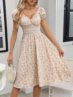 Mujer usando vestido bohemio albaricoque con escote corazón y estampado floral