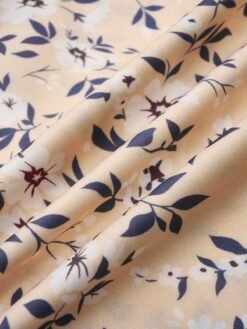 Primer plano del estampado floral del vestido bohemio albaricoque