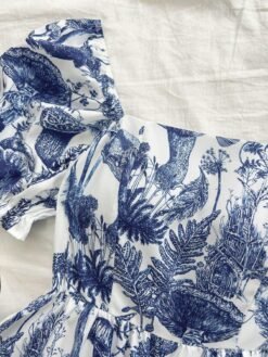 Detalle del estampado azul y costuras del mono bohemio corto.