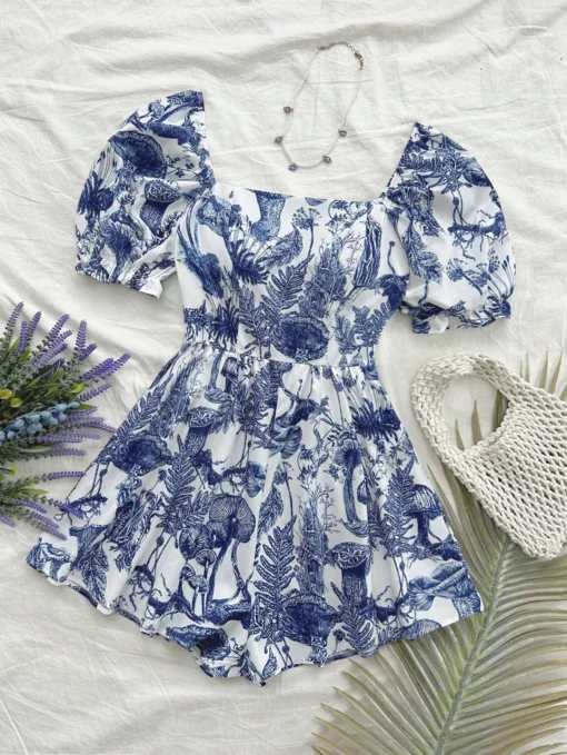 Imagen frontal del mono bohemio azul corto con mangas farol y estampado integral.
