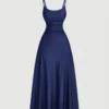 Imagen frontal del vestido azul real largo con tirantes finos y fruncido.