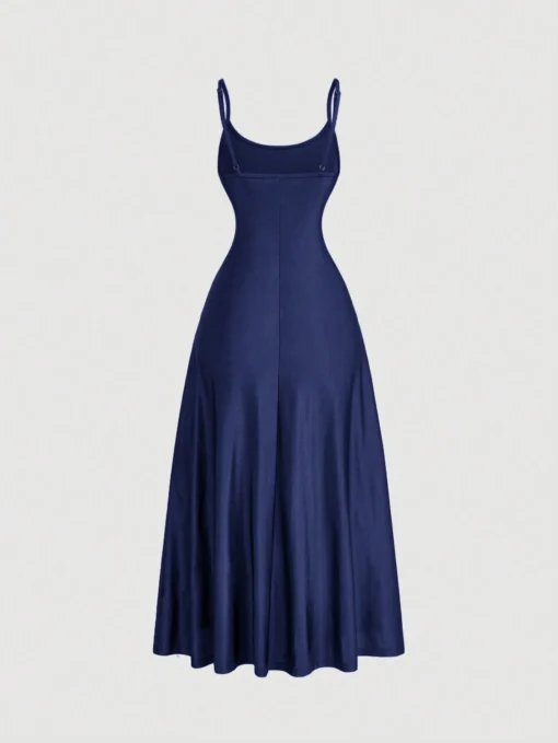 Imagen trasera del vestido azul real largo mostrando la espalda al aire.