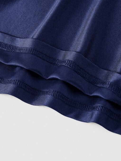 Detalle del bajo del vestido azul real largo mostrando el acabado de costura.