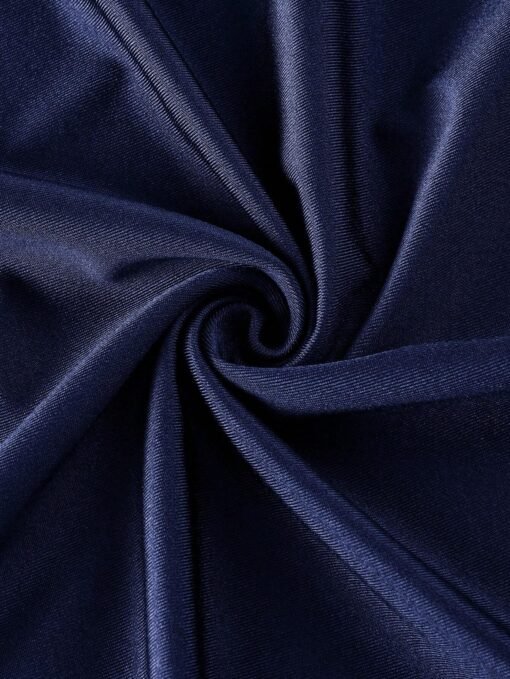 Primer plano del tejido elástico del vestido azul real largo en color azul intenso.