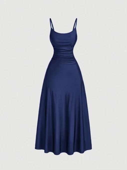 Imagen frontal del vestido azul real largo con tirantes finos y fruncido.