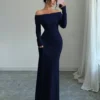Vista frontal del vestido azul marino elegante con hombros descubiertos y corte ajustado.