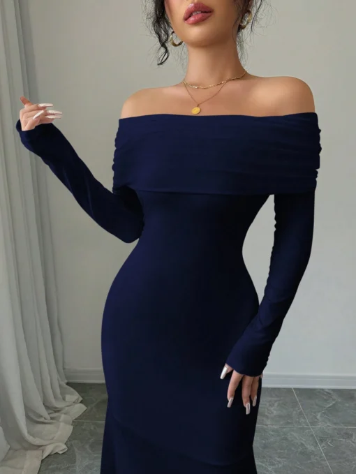 Detalle superior del vestido azul marino elegante con fruncido en el busto.